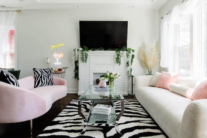 Bee’s Knees – Ritzy, 1924 Hollywoodesque Bungalow