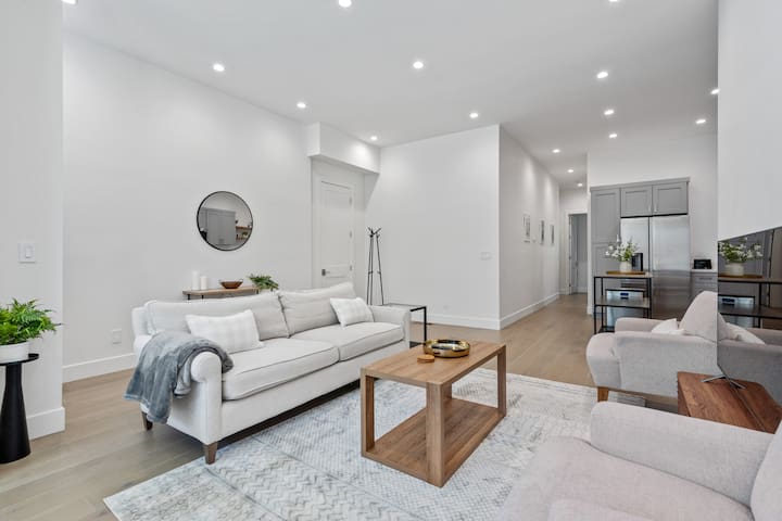 Newly Renovated 3 BR/2BA Victorian House gallery image 4