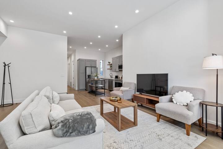 Newly Renovated 3 BR/2BA Victorian House gallery image 3