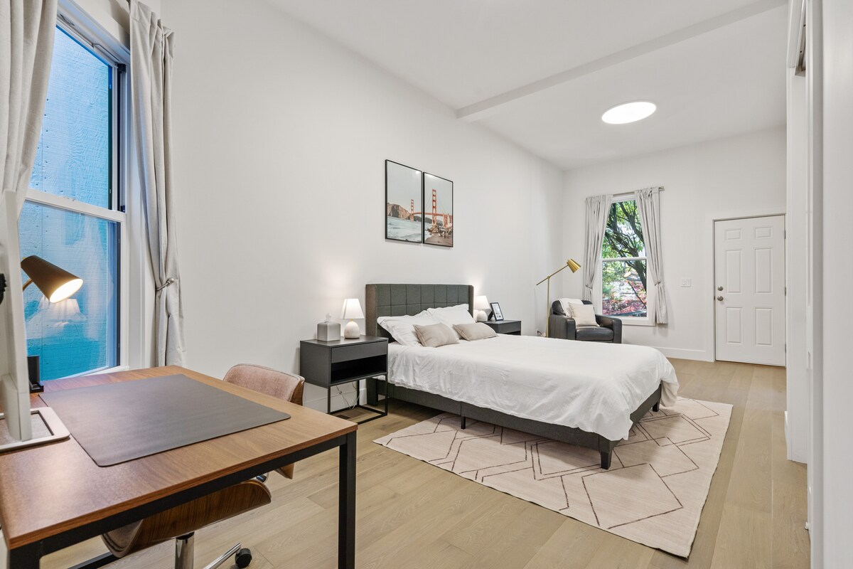 Основна спалня на моста „Голдън Гейт“ с двойно легло, работно пространство с 22 - инчов монитор и удобен кожен стол