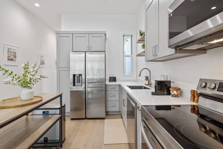 Newly Renovated 3 BR/2BA Victorian House gallery image 5