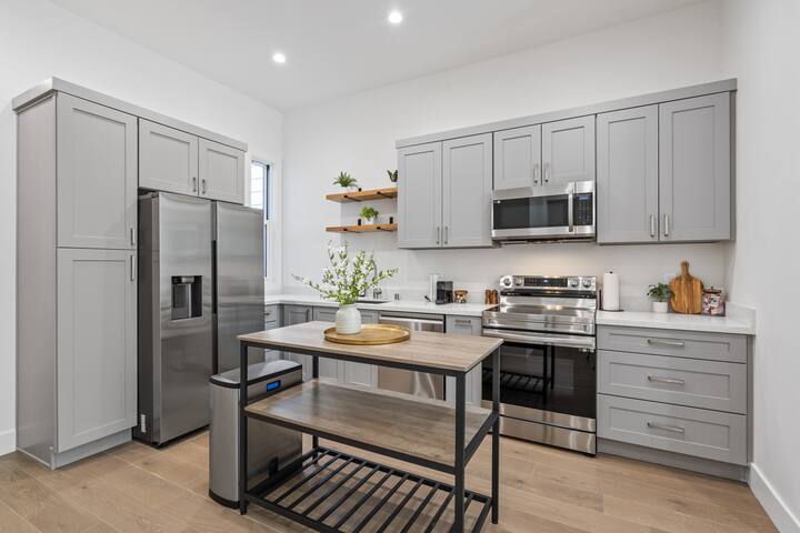 Newly Renovated 3 BR/2BA Victorian House gallery image 2