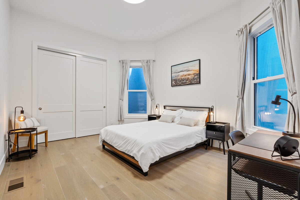 Спалня Karl the Fog с висококачествено двойно легло с мемори пяна и работно пространство