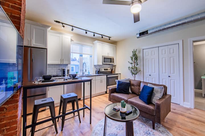 Cozy King Suite Just off Walnut