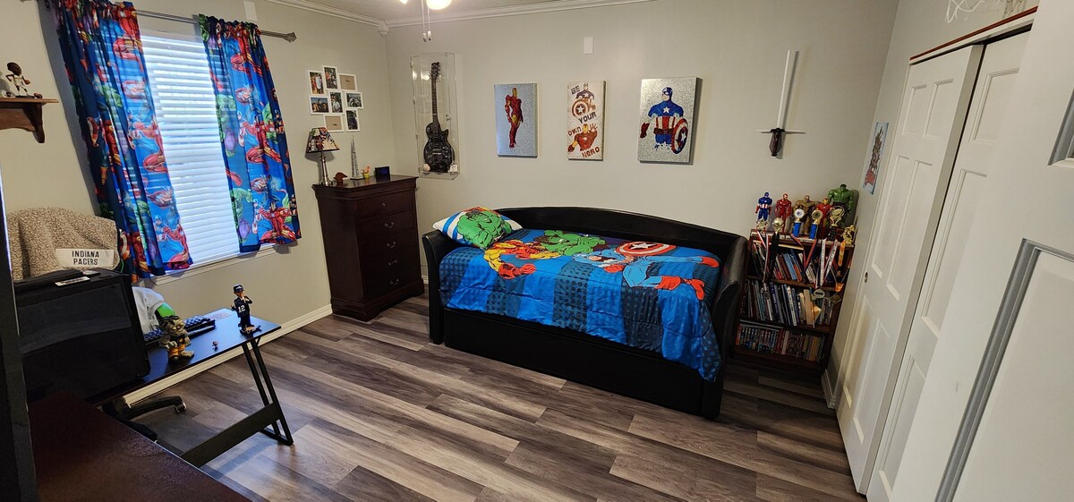 Ორადგილიანი საწოლი ორადგილიანი საწოლით. Გამოსაწევი საწოლი აღჭურვილია ზეწრებითა და ბალიშით.