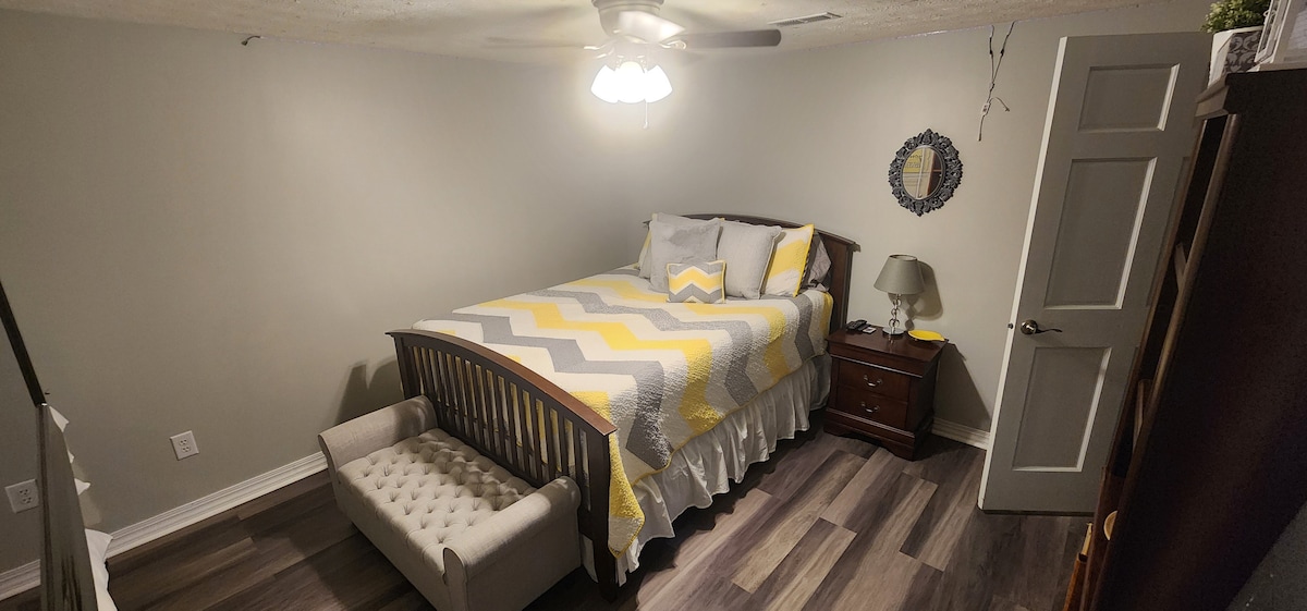 Სასტუმრო ოთახი საწოლით. Მოყვება ტელევიზორი, ჭერის ვენტილატორი და ტანსაცმლის შესანახი სივრცე და ა.შ. Კარადის ფარდებს მიღმა ხელმისაწვდომია დამატებითი ბალიშები, საბნები და თეთრეული. Ასევე, ხელმისაწვდომია 2 სრული ზომის გასაბერი ლეიბი და ტუმბო გამოსაყენებლად.