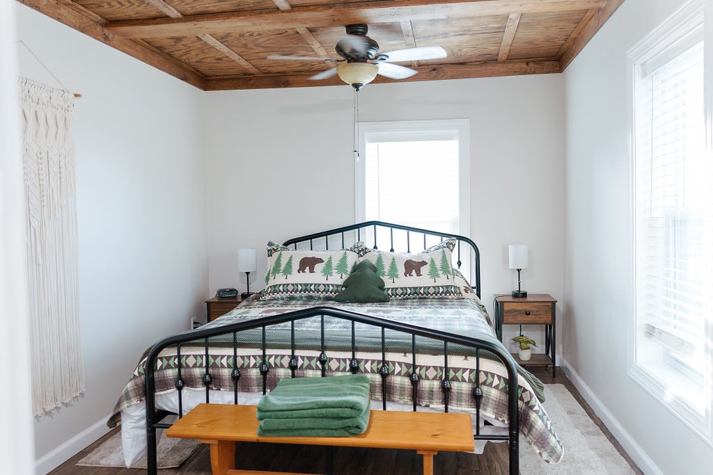 Queensize-Doppelbett mit Memory-Schaumstoffauflage