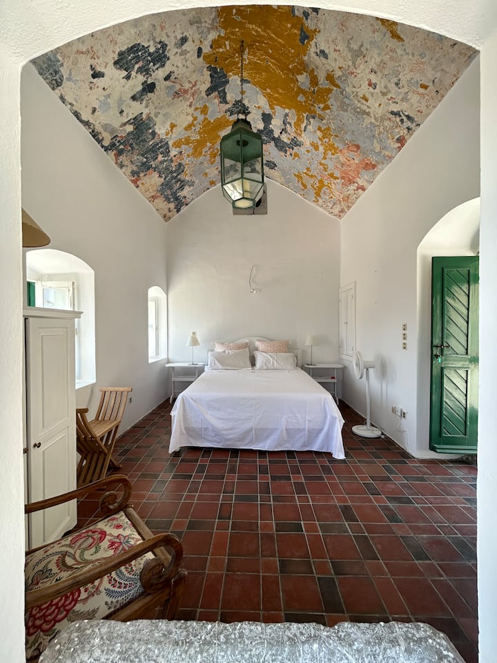 Დაბლა მდებარე სახლის პირველი საძინებელი და მისი გასაოცარი ჭერი.
160 საწოლი
