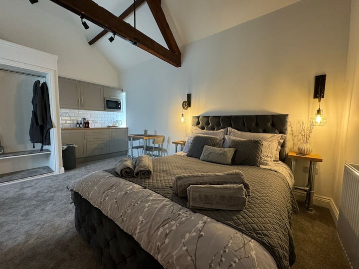 The Old Stables - Room 2 - Deluxe King - Northampton