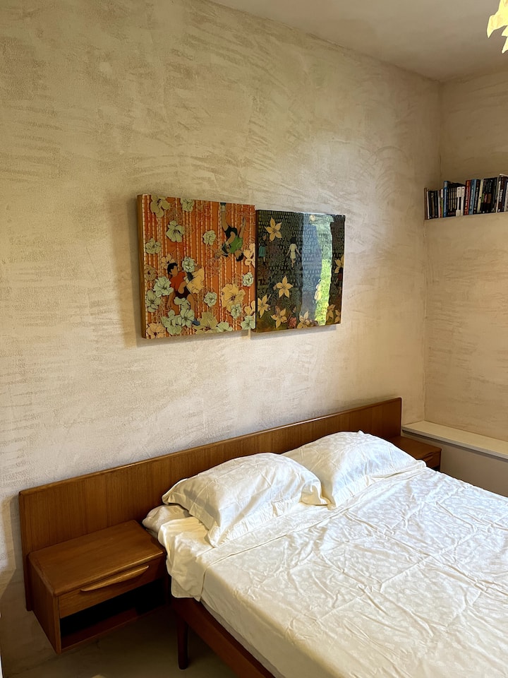 יפה ומוארת.  נרדמים ומקשיבים לנהר הארמה המבעבע.  