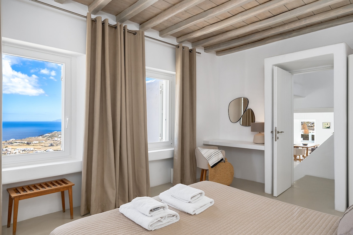 Втората спална соба од 25 квадратни метри од вилата која се наоѓа на приземје. Има брачен кревет (широк 150-179 см) и сопствена бања од 6,00 квадратни метри. 