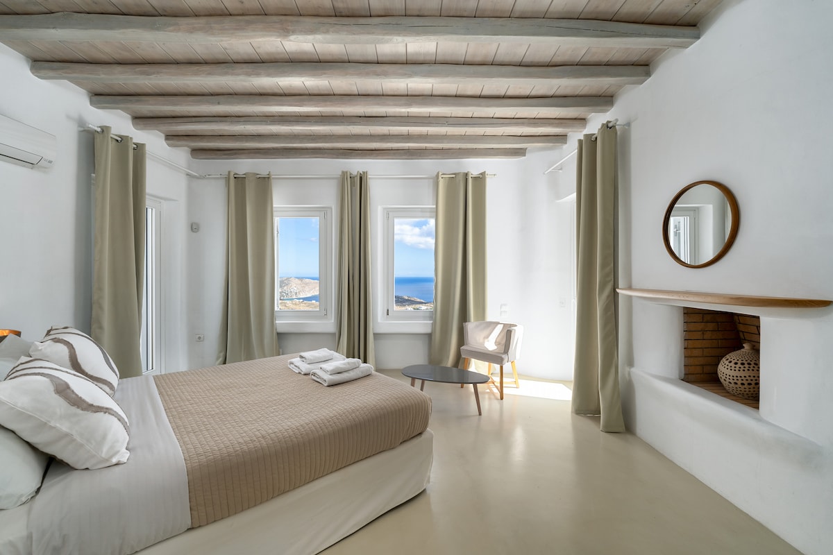 Главната соба од 35 квадратни метри од вилата се наоѓа на првиот кат и има брачен кревет и сопствена бања од 6.30 квадратни метри. 