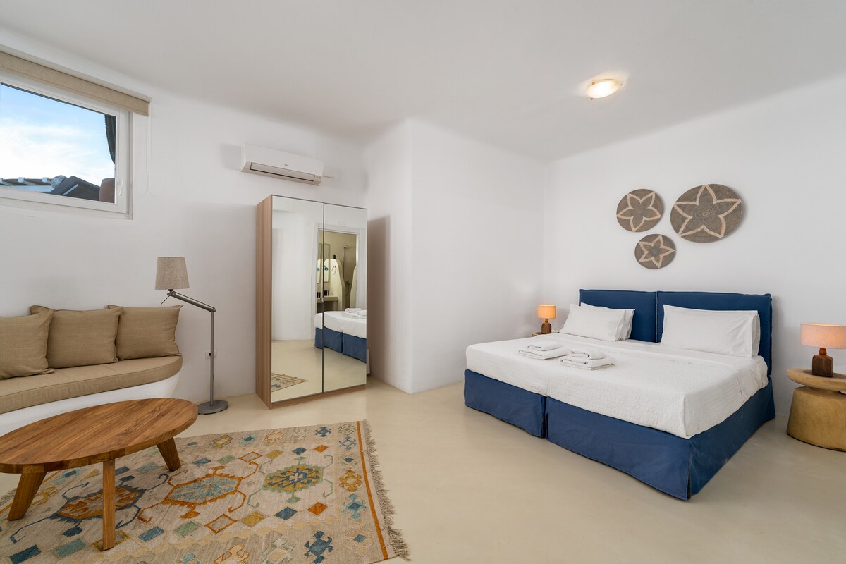 Третата спална соба од 42 м2 има брачен кревет (широк 150-179 см) и приватна бања од 6,00 м2. 