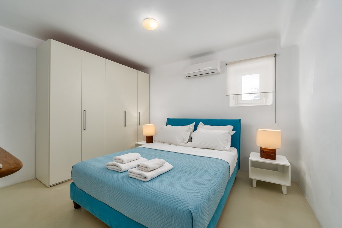 Шестата спална соба на вилата е 12 квадратни метри и има двојна спална соба со заедничка бања од 4,00 квадратни метри 