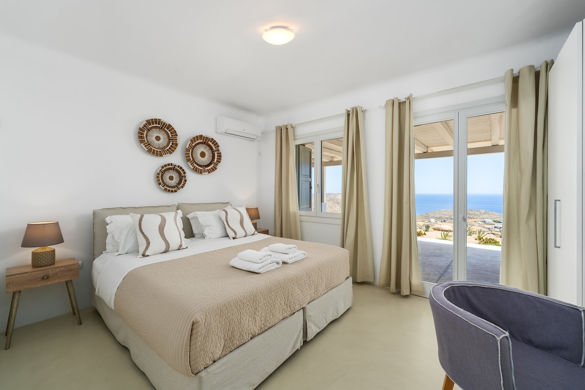 Петтата спална соба на вилата е 17 квадратни метри и има брачен кревет и заедничка бања од 4 квадратни метри.