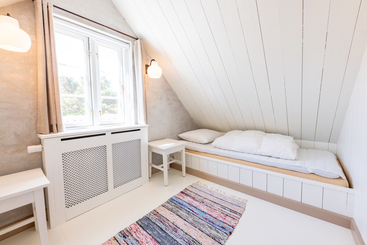 シングルベッド2台（90x200cm）の客室。