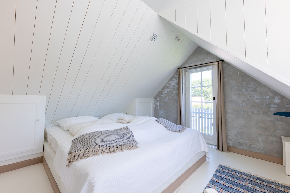 ダブルベッド（180x200cm）の寝室