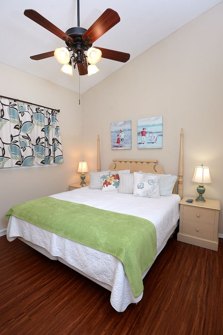 Chumba kikuu cha kulala kina kitanda cha California King na dari yenye nafasi kubwa. Plus smart TV.