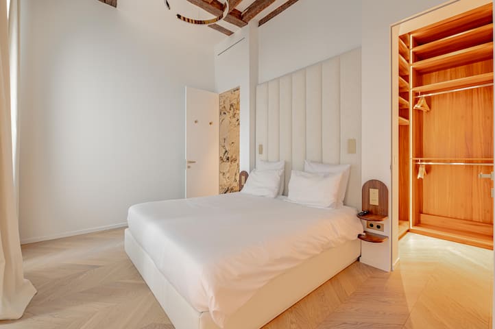 Stylish Rue des Rosiers Gem: Modern 2-Bedroom