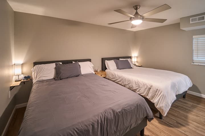 חדר שינה זוגי בקומה התחתונה עם חדר רחצה צמוד 