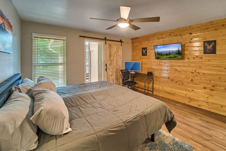 חדר שינה ראשי עם חדר ארונות וסוויטה. לארוז ולשחק שמאוחסנים בארון הראשי 