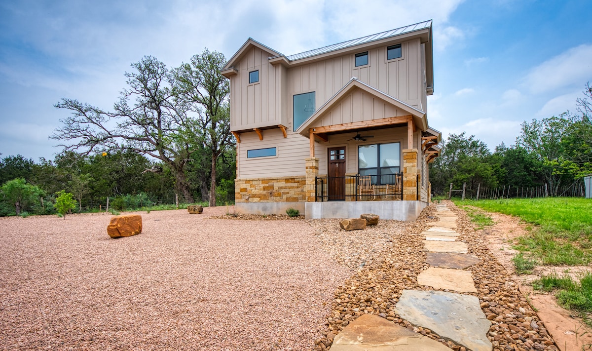 Edge of Main 4- Vineyard Views! - Houses for Rent in Fredericksburg, Texas,  United States - Airbnb