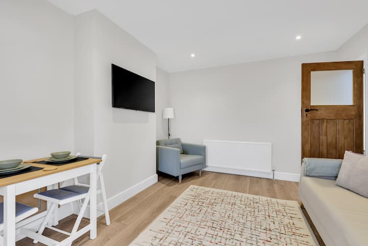 Cosy Bungalow | Hot Tub | Parking - Margate