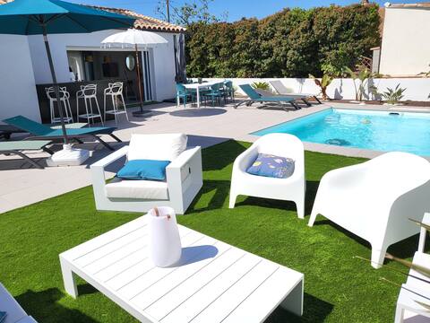 Villa Céladon.
Pool, pondside