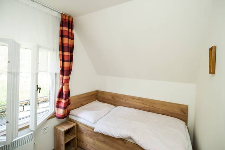 Საძინებელი ორი საწოლით მდებარეობს მე-2 სართულზე. ერთად 
სათავსო, რომელიც მდებარეობს კიბესთან და საძინებლებში ასვლამდე. 
