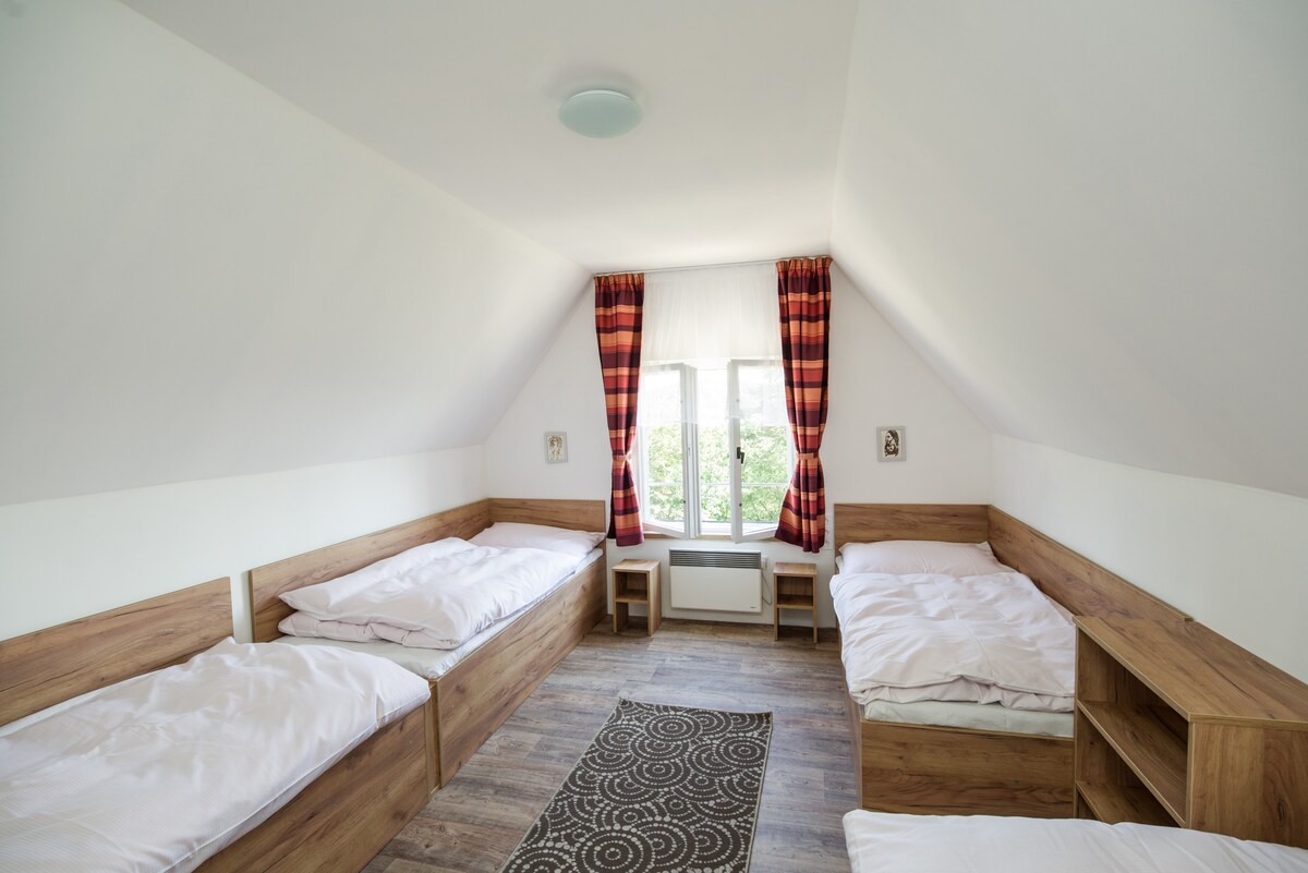 Dhoma e tretë e gjumit është e pajisur me katër krevate tek, një hapësirë të vogël magazinimi dhe një pamje të bukur. 
