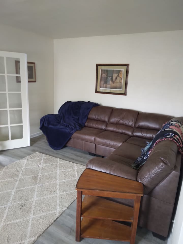 Count's Castle 8 Bed+, 3 Full Bath. - Devils Lake, ND