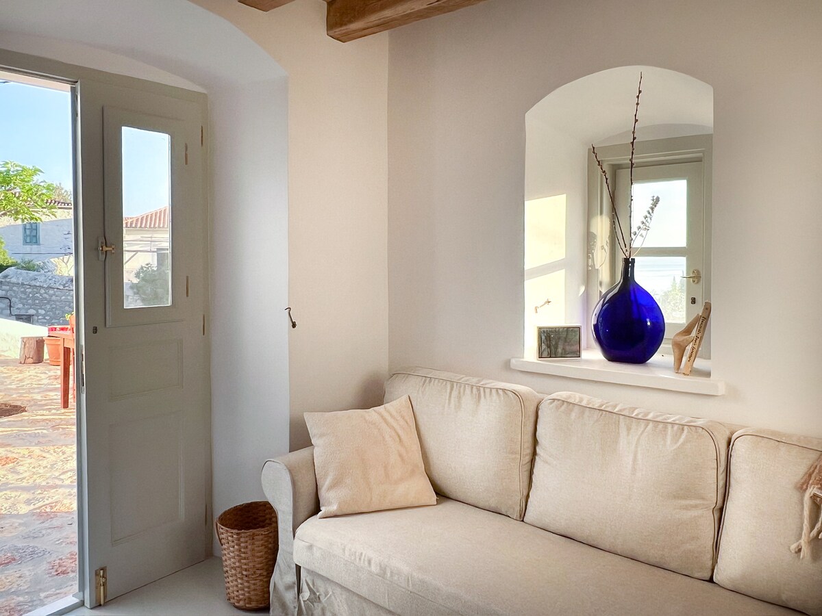 Всекидневна на приземния етаж (с удобен разтегателен диван) и самостоятелен вътрешен вход. 