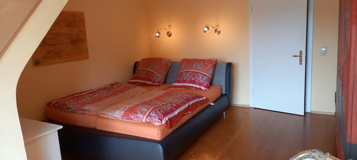 Bett: 180 cm auf 200 cm.