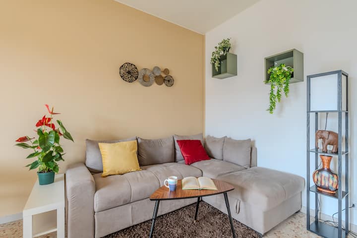 Pohovka môže byť premenená na rozkladaciu pohovku pohodlným ubytovaním jednej osoby.