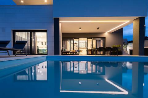 Outstanding Sea View Villa with Pool in Novigrad