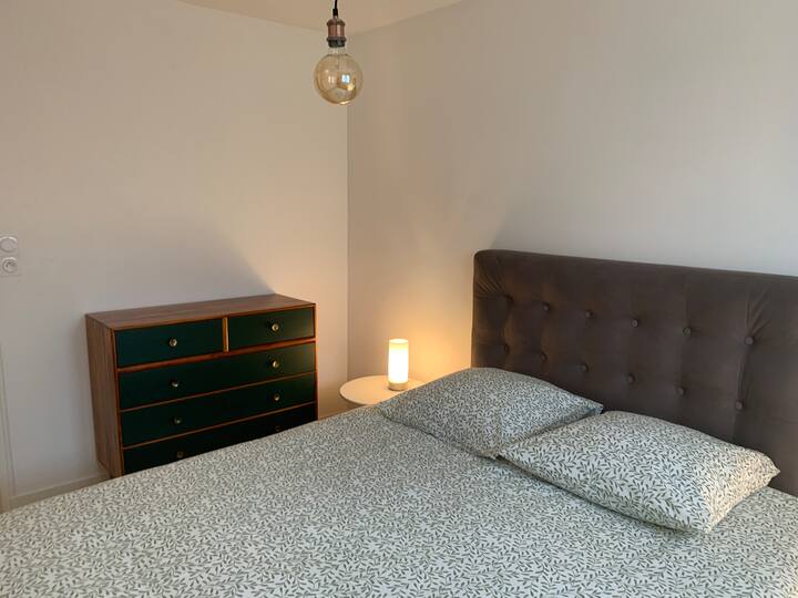 卧室设有一张标准双人床，可分为2x80