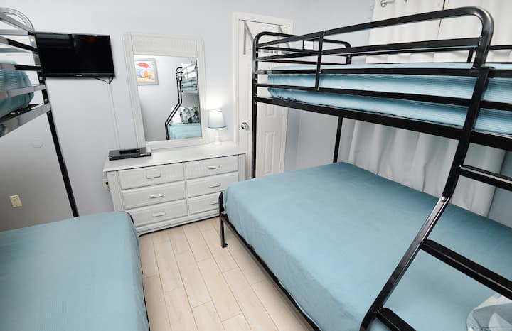 تحتوي الغرفة المكونة من طابقين على تلفزيون ذكي 