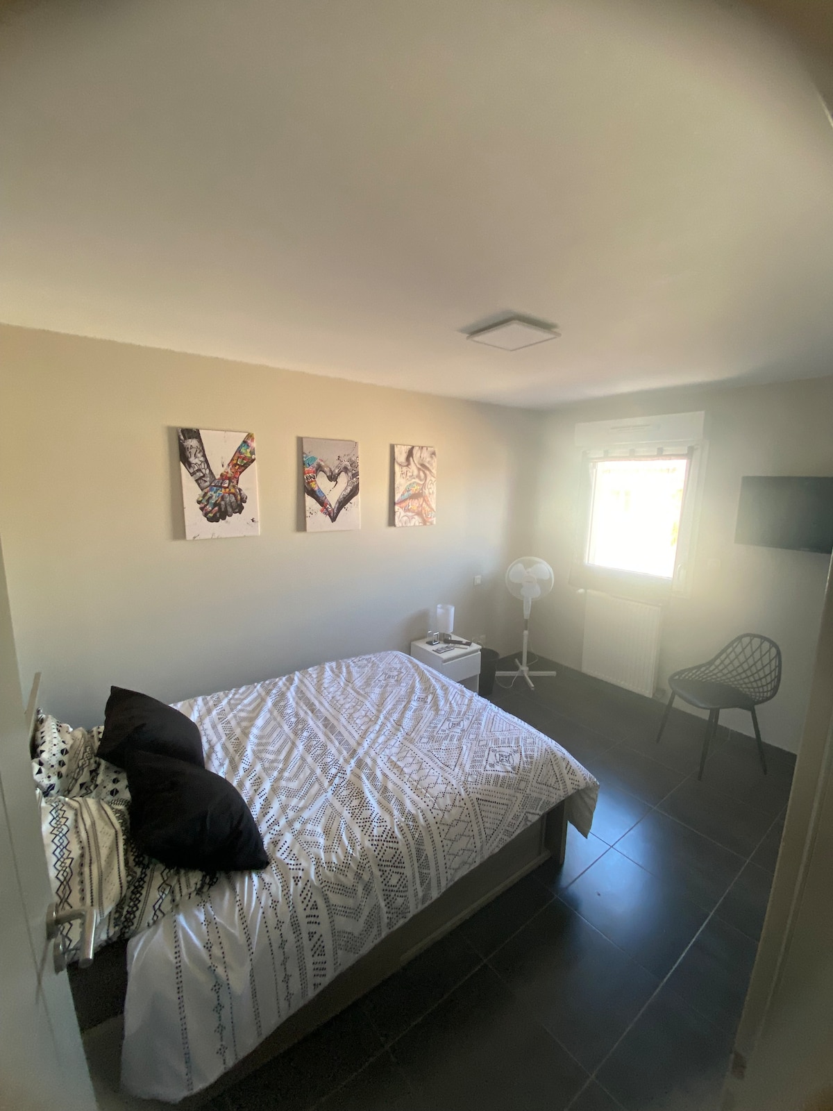 Camera da letto 3 con SMART TV + Armadio integrato, piccolo extra della camera da letto con illuminazione a led multi colore con telecomando! 

Bello per i bambini! letto in 140