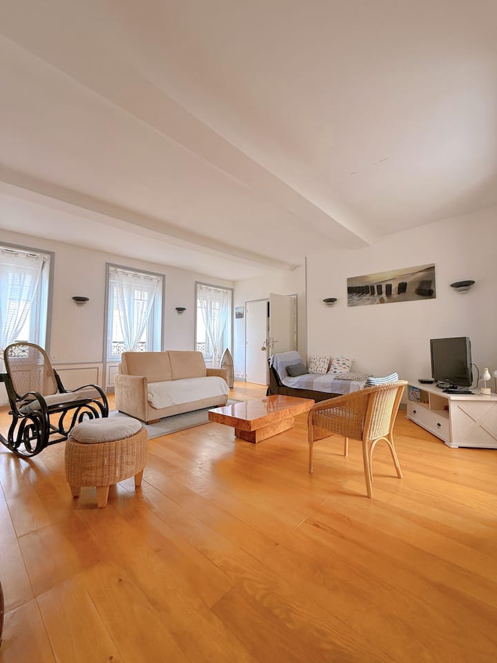 קומה 2: סלון עם נוף לים הכולל ספה, מיטת יום, כיסא נדנדה, שרפרף וכיסא נצרים, טלוויזיה, משחקי קופסה וספרים.