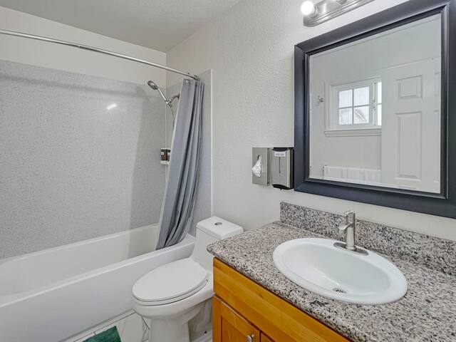 2Homes_3K,2Q,8S,8SB_Slp26_EzFwy_EV_AC_Kit_BBQ_5021 gallery image 5