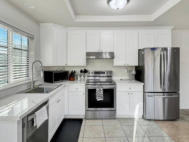 2Homes_3K,2Q,8S,8SB_Slp26_EzFwy_EV_AC_Kit_BBQ_5021 gallery image 2