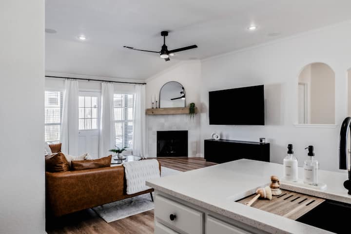 Fully Updated Home, King Bed, W/hot Tub - Springdale, AR