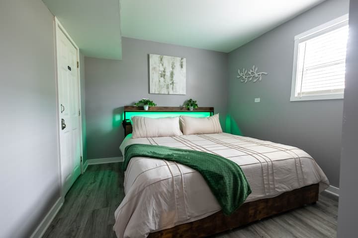 Двойно легло на по - ниско ниво, с LED дъска за глава и вградено USB/ безжично зареждане 