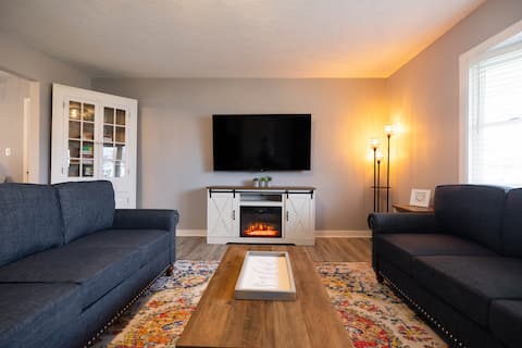 Farm Themed w/2 Game Rooms & HOT TUB -2 min to BSU