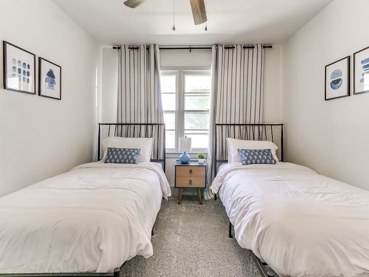 "Room for Two" hutoa mpangilio mzuri na vitanda viwili pacha, na kuifanya iwe chaguo bora kwa marafiki au ndugu. Furahia starehe ya sehemu tofauti za kulala huku bado ukishiriki uzoefu huo huo mzuri.