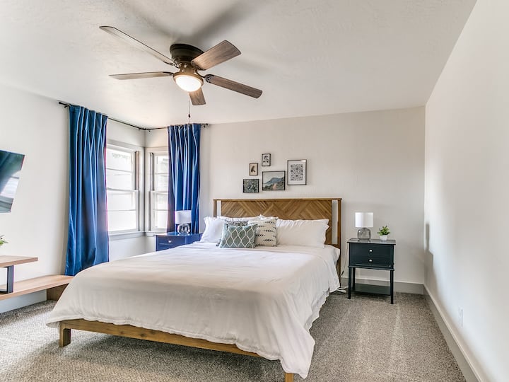 Jifurahishe na anasa mara nyingi chumba hiki cha kulala cha msingi kilicho na Televisheni mahiri na nafasi ya kutosha ya kabati kwa ajili ya mahitaji yako yote ya kuhifadhi. Pata uzoefu wa mchanganyiko wa hali ya juu wa utulivu na starehe.