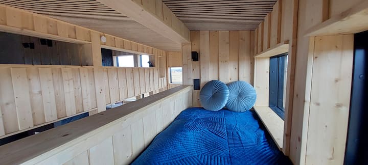 يوفر سرير الشرفة (80 سم) إطلالات رائعة على النهر ولكن لا يمكن الوصول إليه إلا للمتقدم والمتنقل لأنه يتطلب صعود درج حاد بجوار طاولة الطعام. مناسب فقط للتنقل للغاية وغير مناسب تحت تأثير المخدرات. 