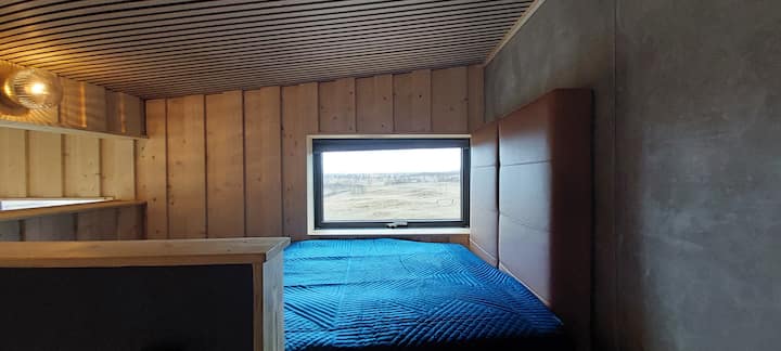 يحتوي سرير أورورا (120 سم) على نافذة لطيفة تواجه شمال غرب في اتجاه الأضواء الشمالية وتوفر وسادة مريحة للراحة الخلفية.