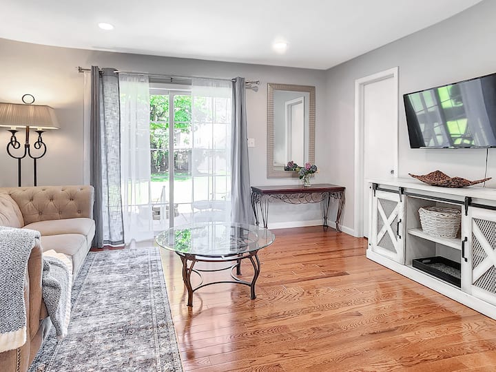House Near Yale, Fire Pit & Garage, Group Family - New Haven, CT