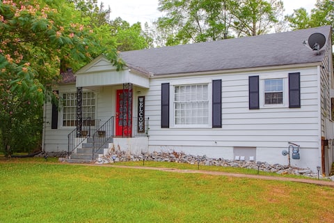 Large family home w dinning by Lindsey Wilson